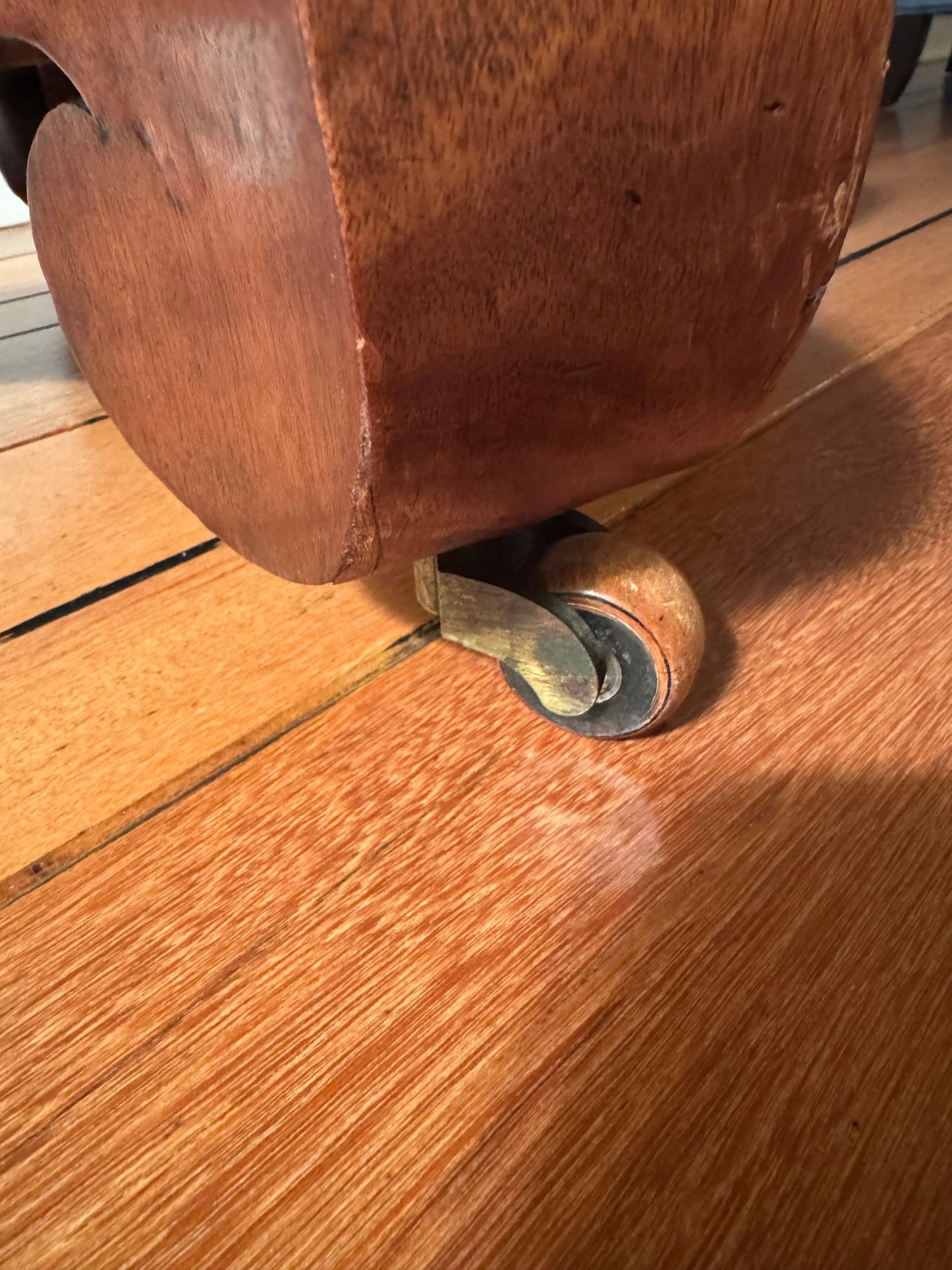 Scalloped Edge Pedestal Table