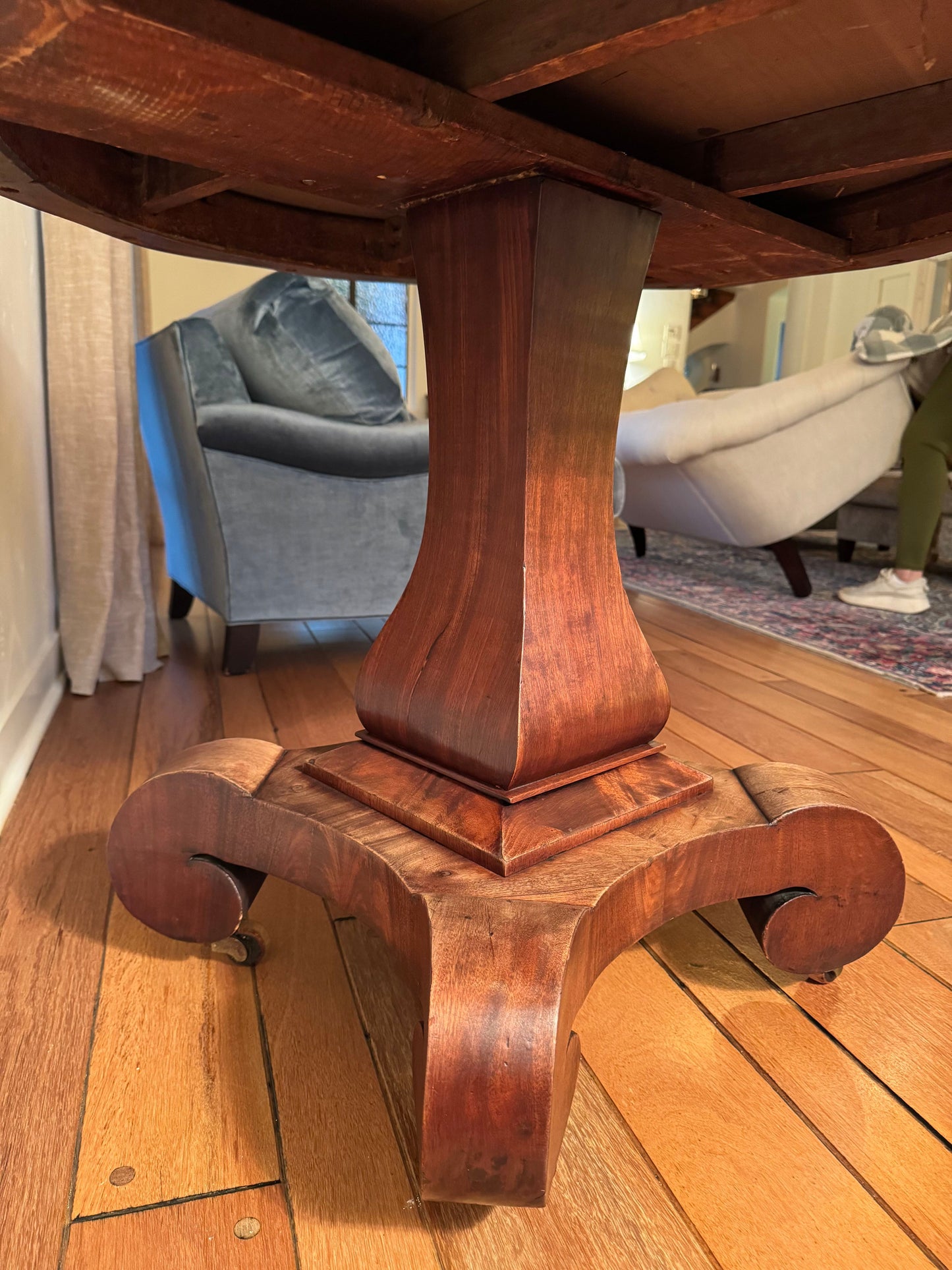 Scalloped Edge Pedestal Table